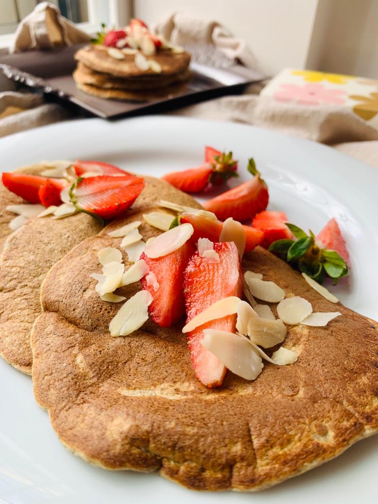 Pancake-senza-glutine-e-senza-zucchero-con-fragole-e-mandorle.jpeg