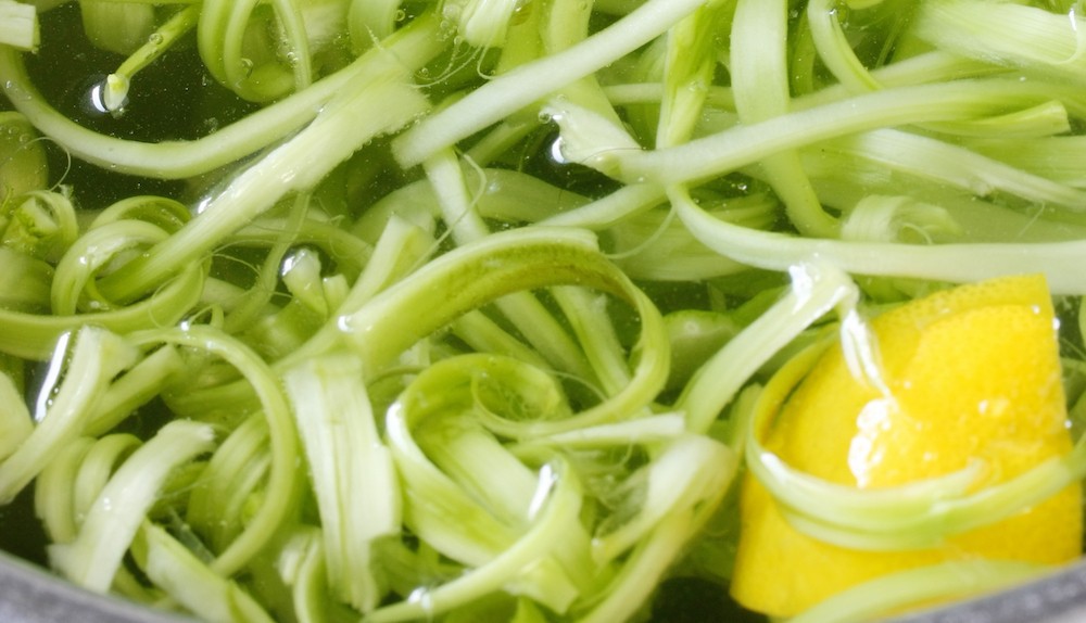 Puntarelle-per-sfruttare-il-loro-potere-nutrizionale-vanno-mangiate-crude.jpeg